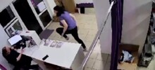 Жестокие кадры битвы сотрудницы ПВЗ с надоедливым комаром
