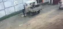 Мужчина попытался потушить загоревшийся автомобиль бензином