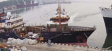 Буксир протаранил пришвартованное судно