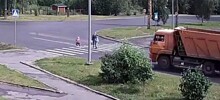 Кто же так ребёнка через дорогу переводит?