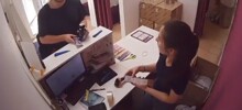 Парень порадовал сотрудницу пункта выдачи