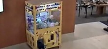 Мальчик залез в автомат с&nbsp;игрушками и застрял