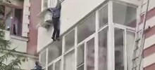Герой дня: в Москве спасатель поймал летящую вниз из окна женщину