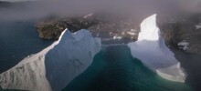 Гигантский айсберг приплыл к деревне в Гренландии
