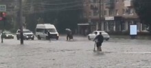 В Туле два любовника пытались форсировать подтопленную дорогу на электросамокате