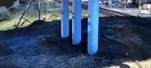 Мужчина в последнюю секунду спас пьяного, упавшего под поезд