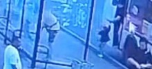 Девочка повисла на руке мамы, которая не успела выйти из автобуса