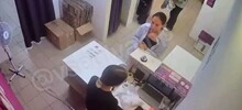 Клиентка подарила расстроенной сотруднице ПВЗ шоколадку