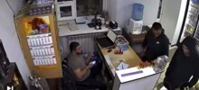 Мужчина помог продавцу отбиться от вооруженного преступника