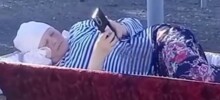 «Для вечной жизни»: пенсионерка устроила перформанс с гробом и яйцами