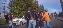 В Екатеринбурге мигранты избили мужчину за отказ уступить дорогу