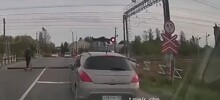 ЖД переезд и самокатчик в Ленинградской области