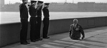 Этот снимок, на котором курсанты Нахимовского училища во главе с офицером отдают честь ветерану Голимбиевскому, был сделан в 1989 году, на набережной в Ленинграде фотографом Иваном Куртовым