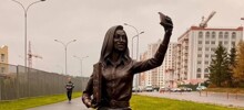 "Эротичный" памятник учительнице с выпирающими сосками возмутил жителей Подмосковья