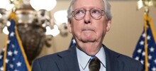 Сенатор США Макконнелл упал вместо ответа на вопрос