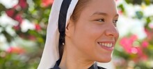 Монахиня оставила монастырь, чтобы преподавать йогу в бикини