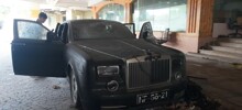 В закрытом отеле с казино нашли десятки брошенных машин: среди них Rolls-Royce и Porsche