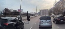 Перебегала дорогу и попала