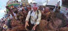 Американец побывал на индийском фестивале, где участники закидывают друг друга навозом