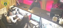 Кадры необычного ограбления букмекерской конторы в Москве