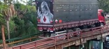 Грузовик против деревянного моста
