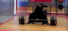 «С Божьей помощью»:  священник одной рукой поднял штангу 200 кг