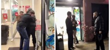 В Москве сотрудники магазина вызвали покупателя “на разборку” с ножом после замечания кассиру