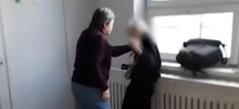 Учительница оттаскала ученика за отказ переобуться
