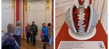 В&nbsp;Санкт-Петербурге посетительница музея примерила корону