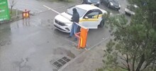 ‍️В Красногорске таксист-мигрант сломал шлагбаум, который мешал ему забрать клиента