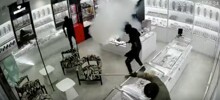 Дымовая ловушка: сотрудник ювелирного магазина сорвал попытку  ограбления