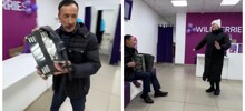 Мужчина сыграл на аккордеоне прямо в пункте выдачи