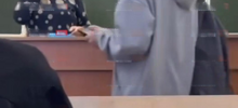 Девочка мешает учительнице вести урок