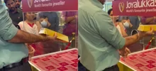 В Дубае мужчина сумел достать золотой слиток из прозрачного куба
