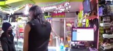 Продавец выпроводил грабительницу из магазина