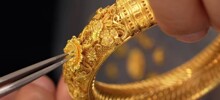 Китайский мастер работает над золотым браслетом