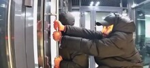 В Тюмени неизвестные выломали входную дверь подъезда в новом ЖК