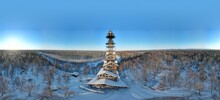 Мужчина построил себе дом высотой с 18-этажку. Зачем?