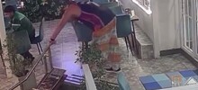 Неадекватный турист разбил стеклянную дверь и умер