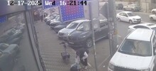 Лихач на самокате влетел в девушку на тротуаре в Новороссийске