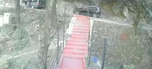 В Индии туристы едва не сорвались с обрыва из-за ошибки водителя
