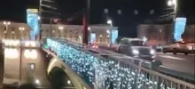 «Кто-то взял, оторвал, а я починил»: петербуржец своими руками включил гирлянду на Биржевом мосту