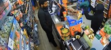 Владелец магазина отбился от грабителя лопатой