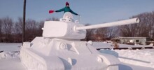 Внук с дедом построили из снега Т-34 в натуральную величину