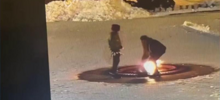 Парень и девушка пытались прикурить сигарету в чаше Вечного огня и похитили корзину с цветами