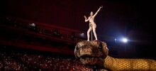 Певица прокатилась на огромной модели змеи на концерте