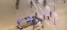 Москвичи вытолкнули из сугроба машину скорой помощи