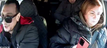 Пассажирка попыталась выхватить руль у таксиста