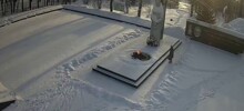 Женщина потушила Вечный огонь