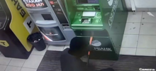 Неудачное «ограбление века»: банкомат устоял, вор ушёл ни с чем